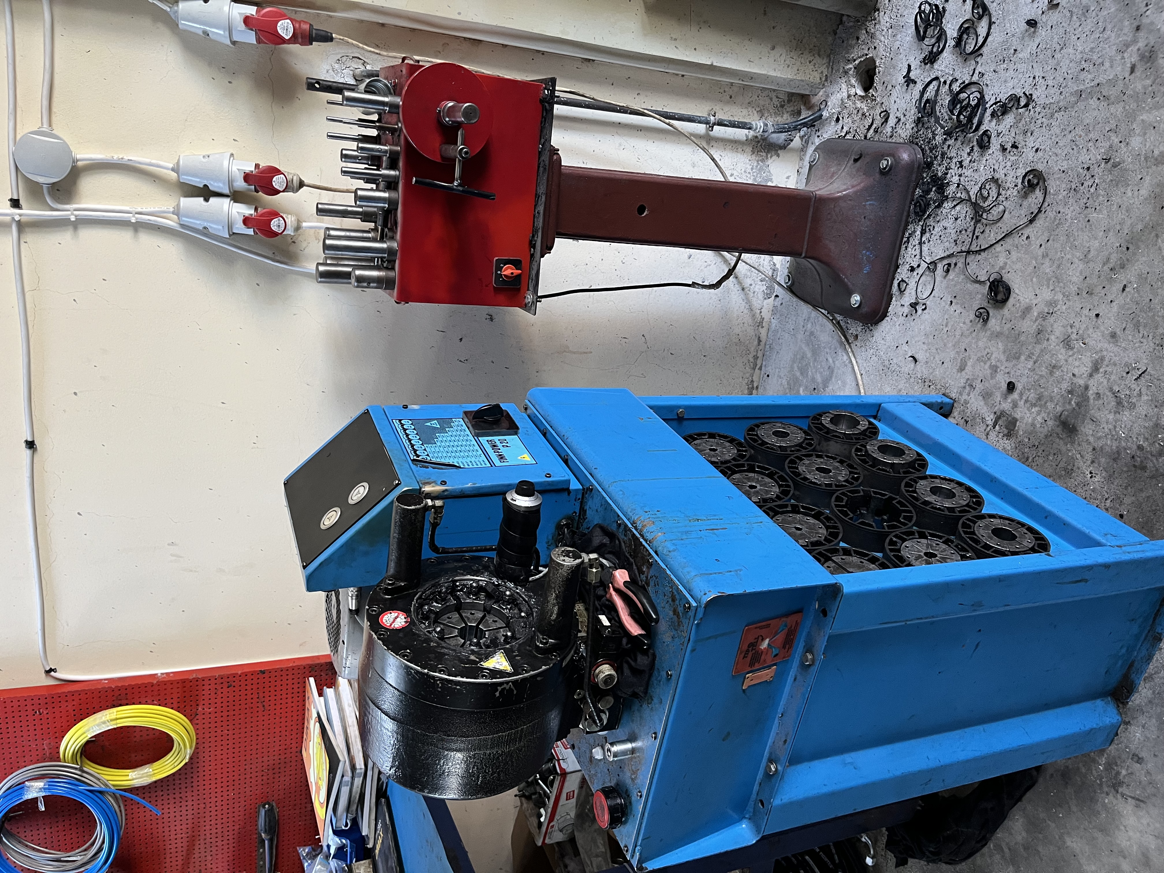 Hydraulic high-pressure hose assembly